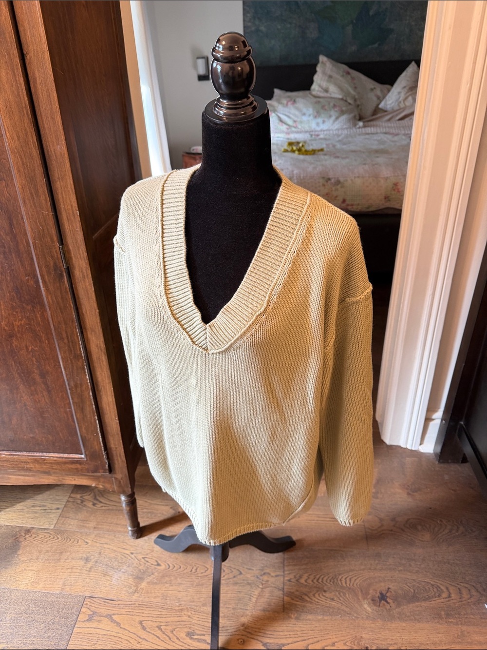 American Eagle Outfitters Relaxed V-Neck Sweater in Sage Green
